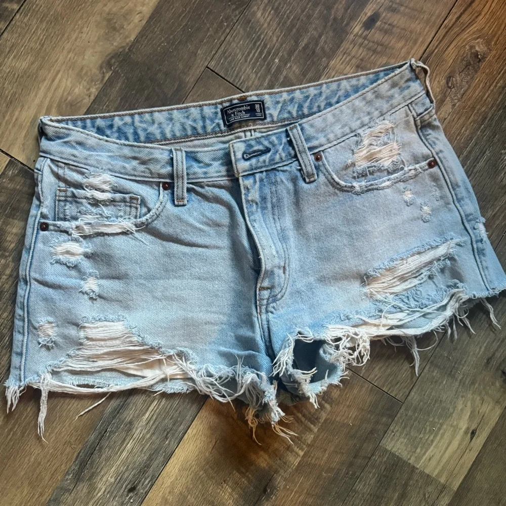 Abercrombie & Fitch Light Blue Low Rise Distressed Jean Shorts - Picture 1 of 3